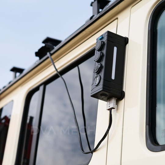 : PowerVault™ Utility Hub R2 package contents and hardware